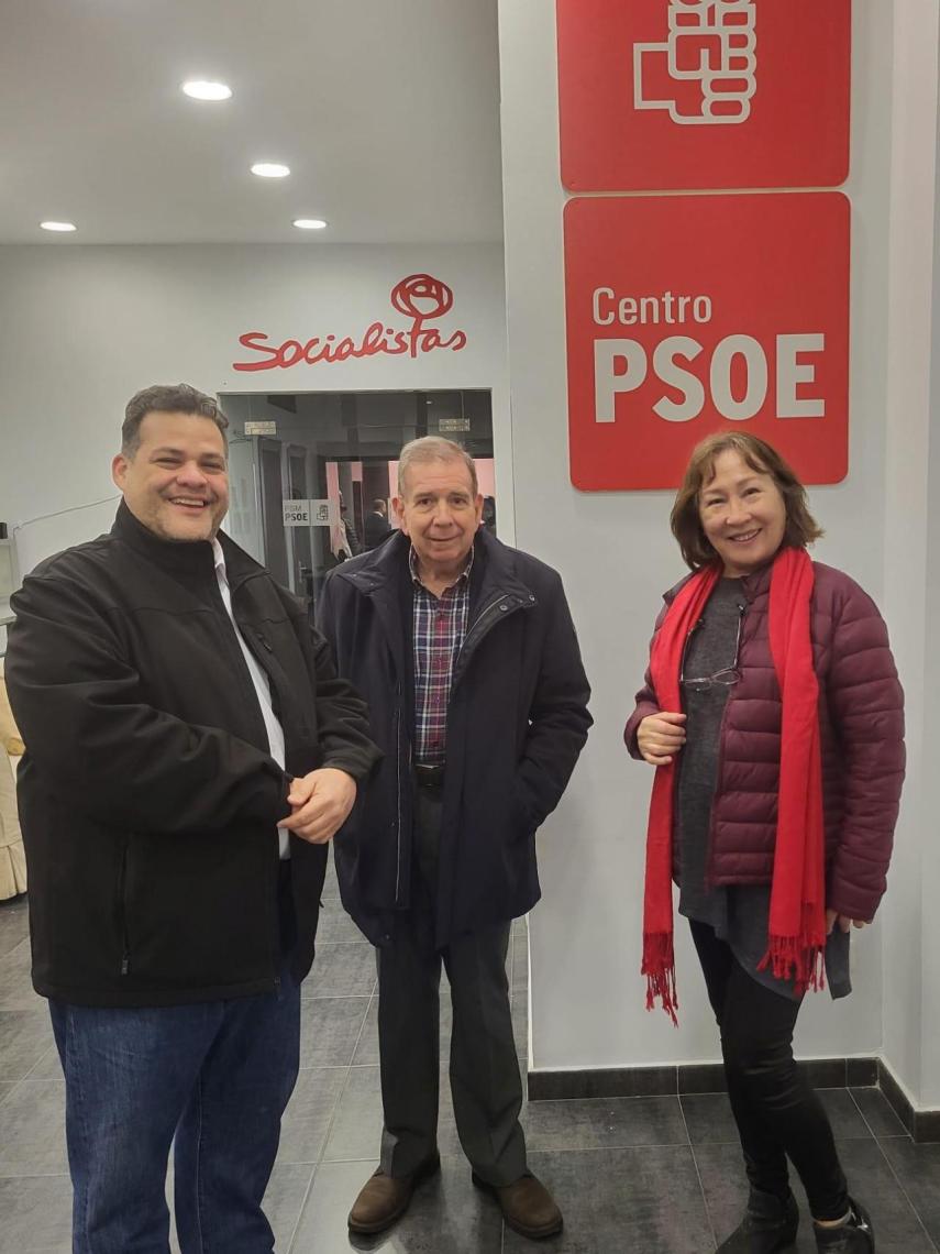 González (centro), en la sede de Distrito Centro del PSOE, con la periodista Ludmila Vinogradoff y  un diputado.