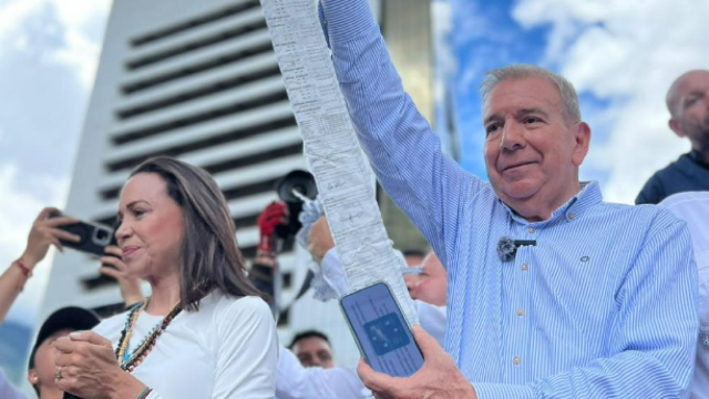 Edmundo González muestra las actas electorales después de las elecciones en Venezuela del pasado 28 de julio, junto a Corina Machado.