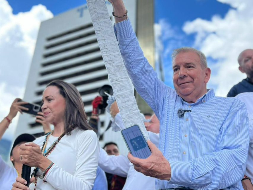 Edmundo González muestra las actas electorales en Caracas después de las elecciones del pasado 28 de julio, junto a Corina Machado.