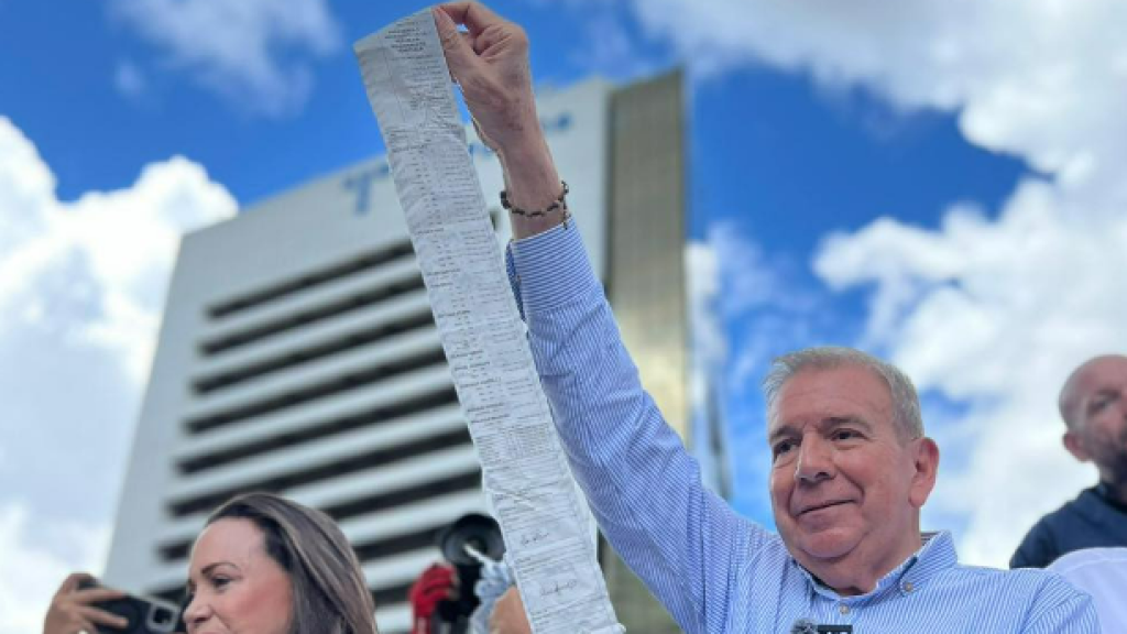 Edmundo González muestra las actas electorales después de las elecciones en Venezuela del pasado 28 de julio, junto a Corina Machado.