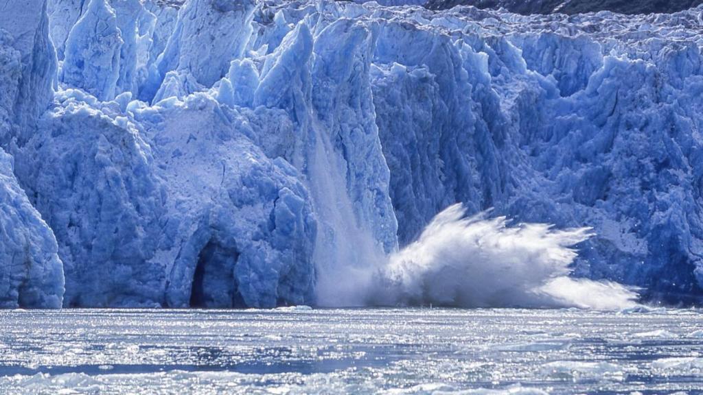 Glaciar Calving derritiéndose en La Bahía de Alaska.