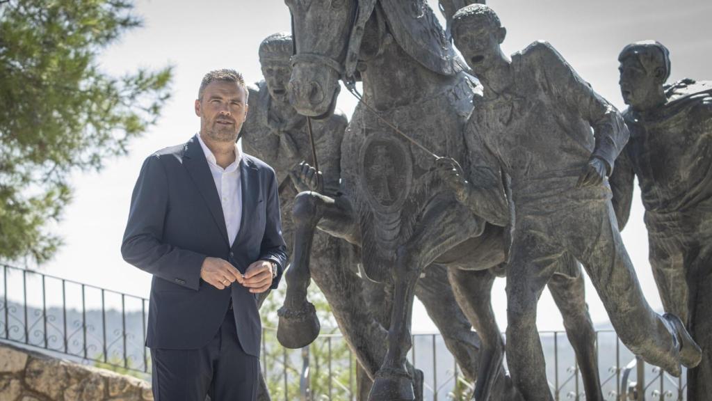 El regidor de Caravaca de la Cruz, junto a una estatua alusiva a los Caballos del Vino, unos festejos que la Unesco ha declarado Patrimonio Inmaterial Cultural de la Humanidad.