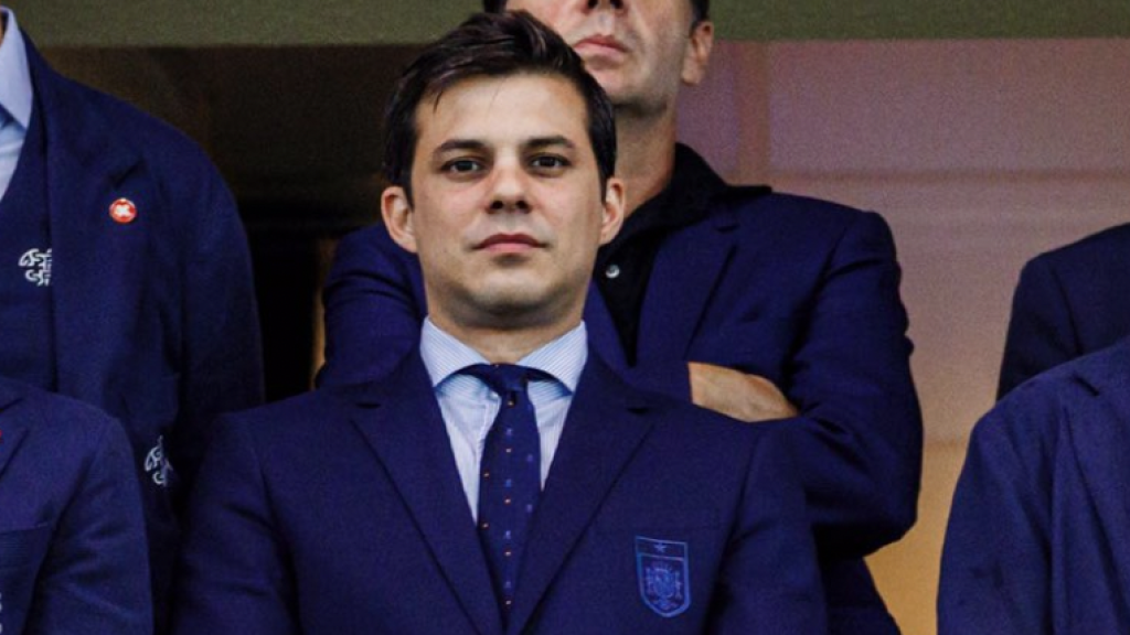 Álvaro de Miguel en el palco de autoridades en un partido de la selección española.