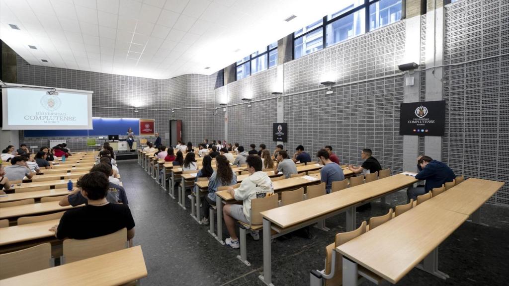 Estudiantes en un aula durante el inicio de un examen, el primer día de la Evaluación de Acceso a la Universidad (EvAU), en la Universidad Complutense de Madrid.