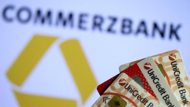 Ilustración de tarjetas de UniCredit sobre un logo de Commerzbank.