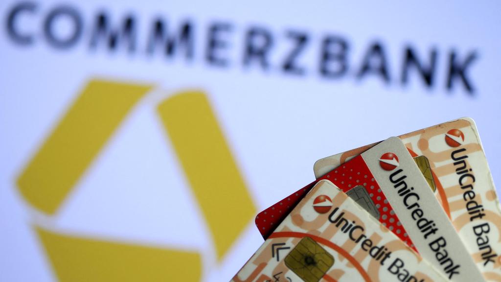 Ilustración de tarjetas de UniCredit sobre un logo de Commerzbank.