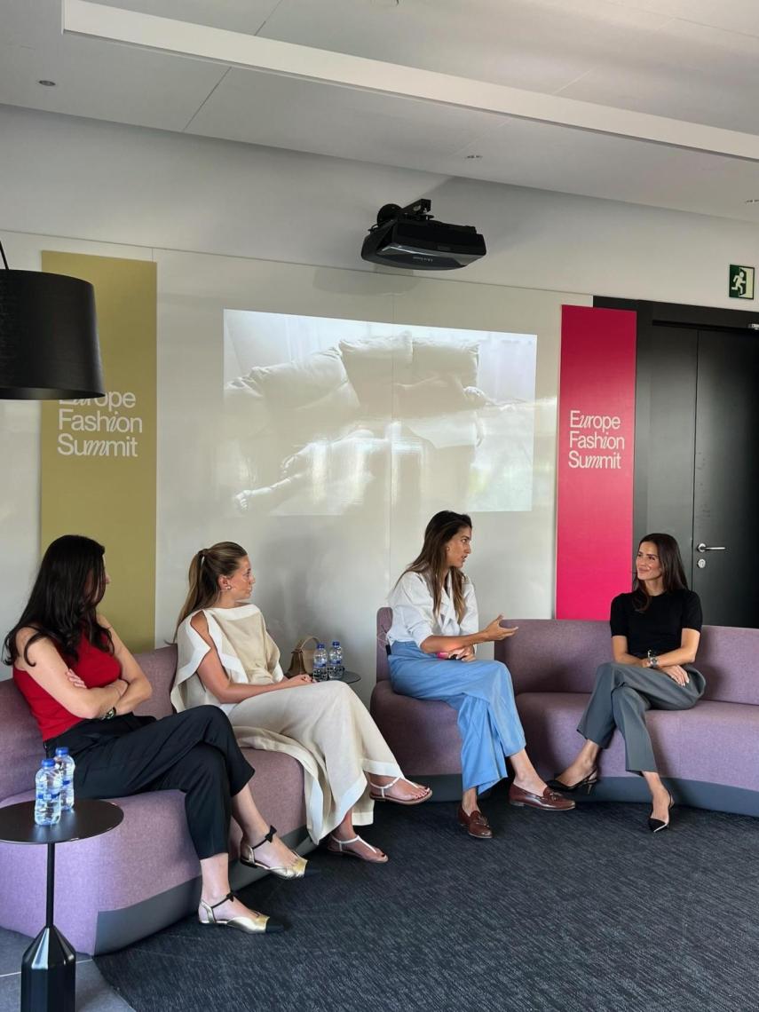 Laia Alen, Sofía Paramio y Alex Rivière, en el panel moderado por Valentina Suárez.