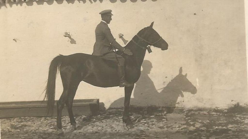 José Sevillano, a lomos de un caballo, en una imagen tomada en 1925 en La Cartuja.