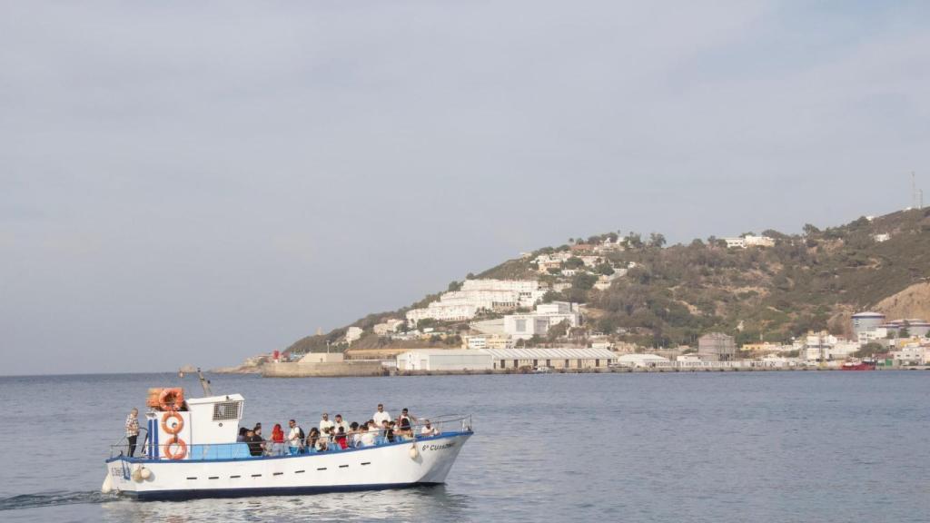 Los 'influencers' invitados a Ceuta en un barco.