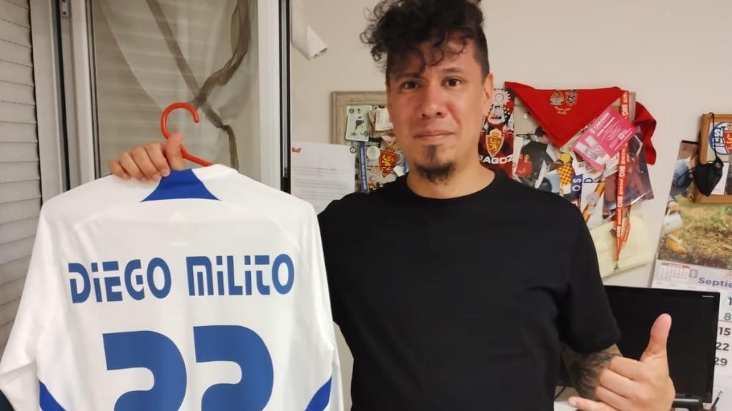 Gastón Castro posa con una camiseta de Diego Milito