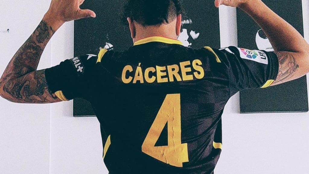 El argentino luce la camiseta de Cáceres.