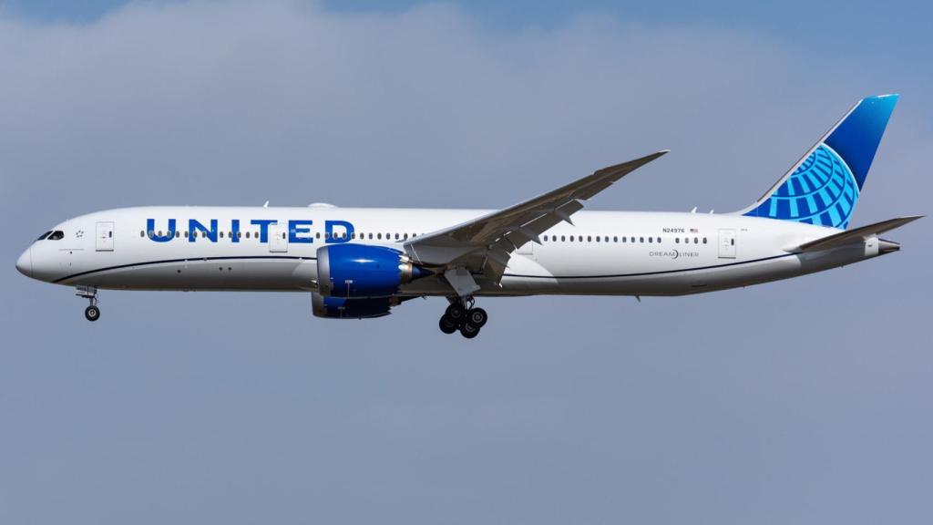 Avión de United Airlins en pleno vuelo.