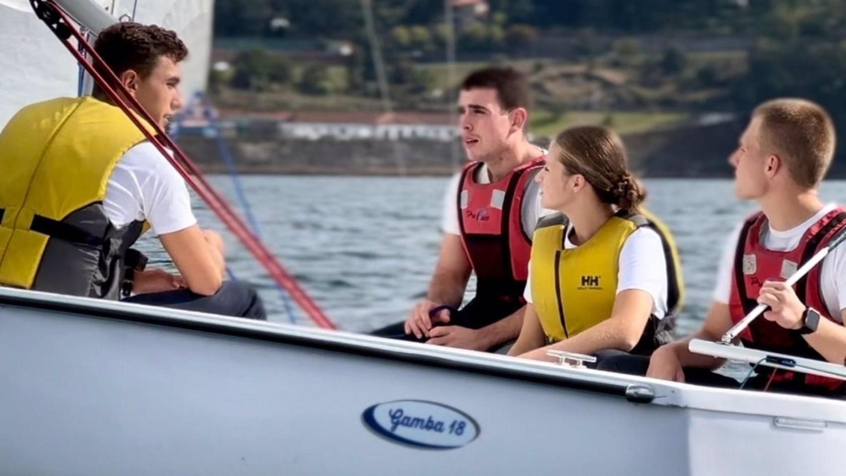 La princesa de Asturias, Leonor de Borbón Ortiz, navega en la ría de Pontevedra