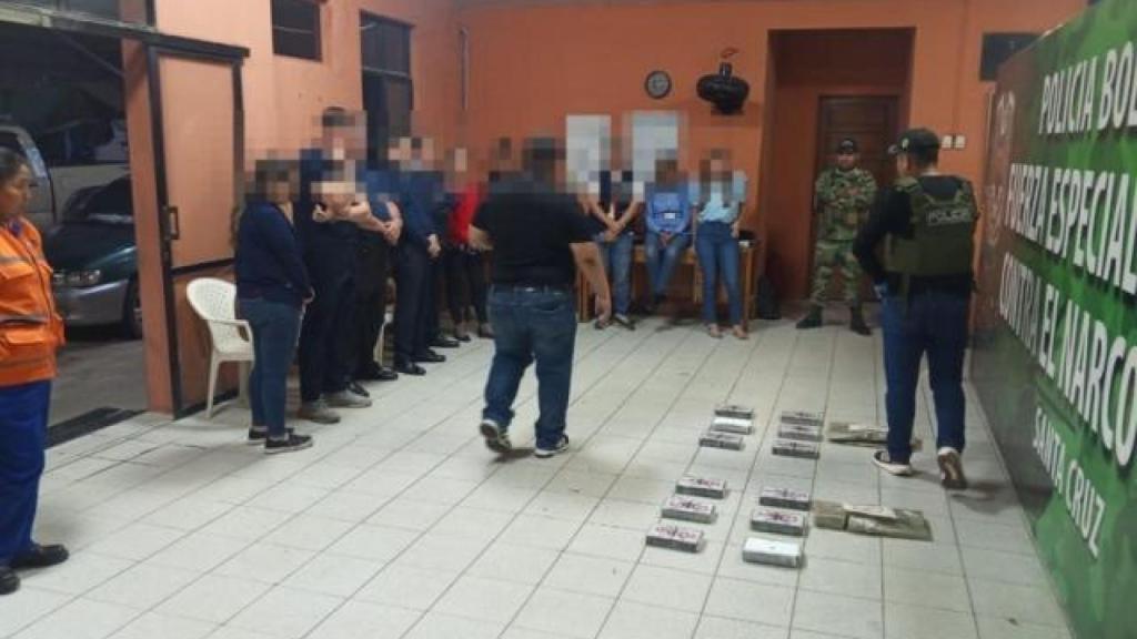 Detienen a 37 personas tras encontrar cocaína en un avión que viajaba de Bolivia a España.