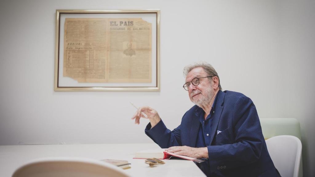 Cebrián, con una portada de 'El País' del siglo XIX .