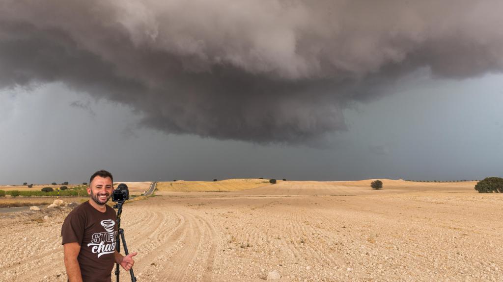 David Mancebo en plena caza de una tormenta.