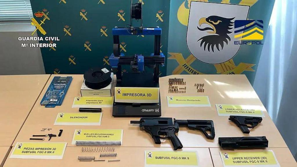 Armas de fuego y munición intervenidas en el marco de la 'Operación Carmelo' de la Guardia Civil en colaboración con Europol.