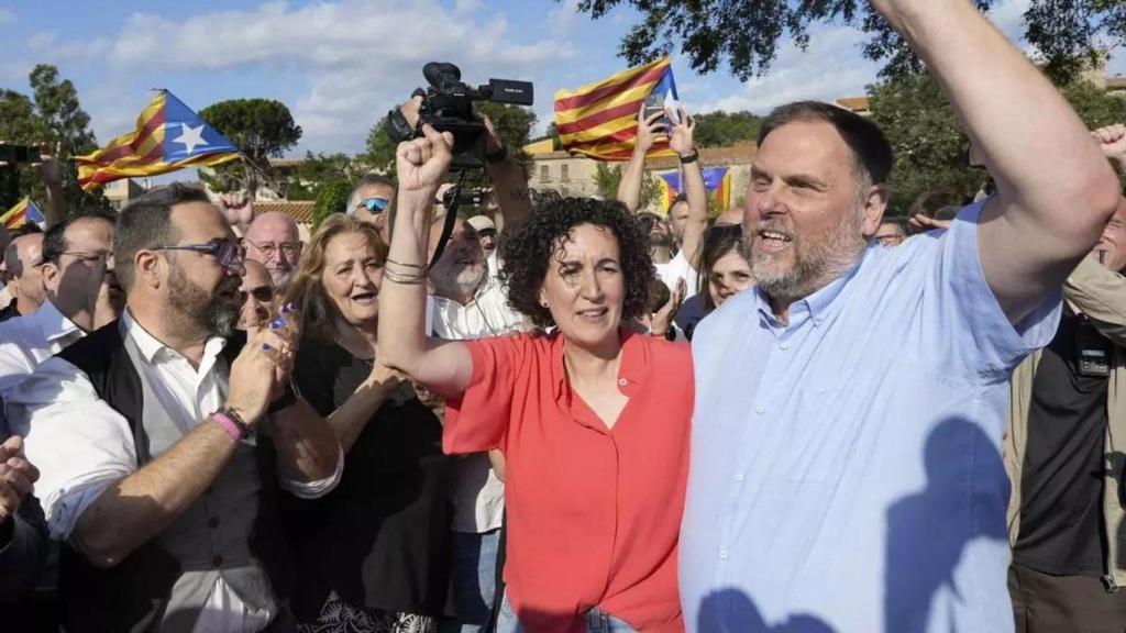 Oriol Junqueras recibe a Marta Rovira a su llegada de Suiza el pasado julio.