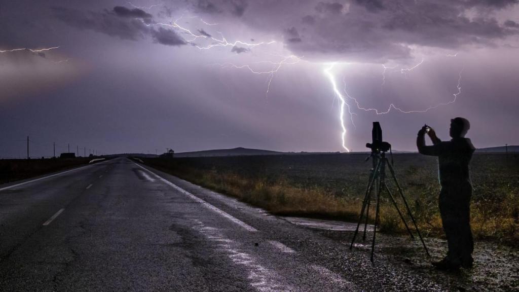 El cazatormentas José Miguel García fotografiando un rayo.