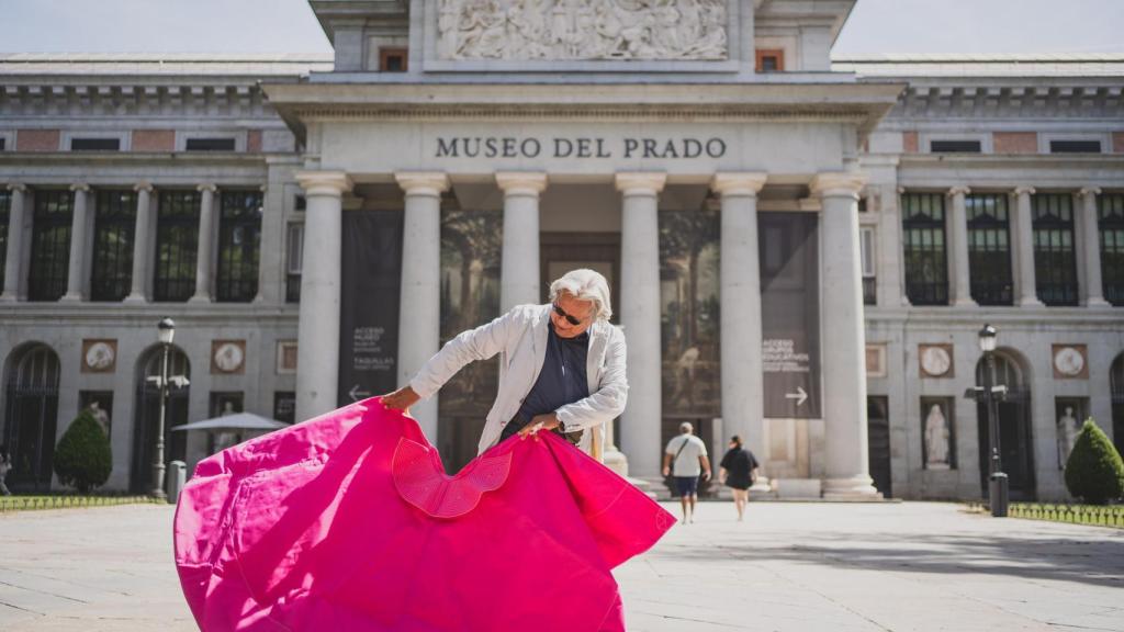 Cárdenas, con su capote frente al Museo del Prado.