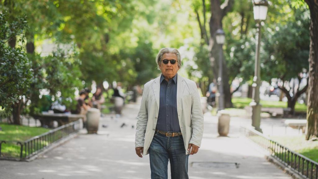 El diplomático y abogado, caminando por el Paseo del Prado.