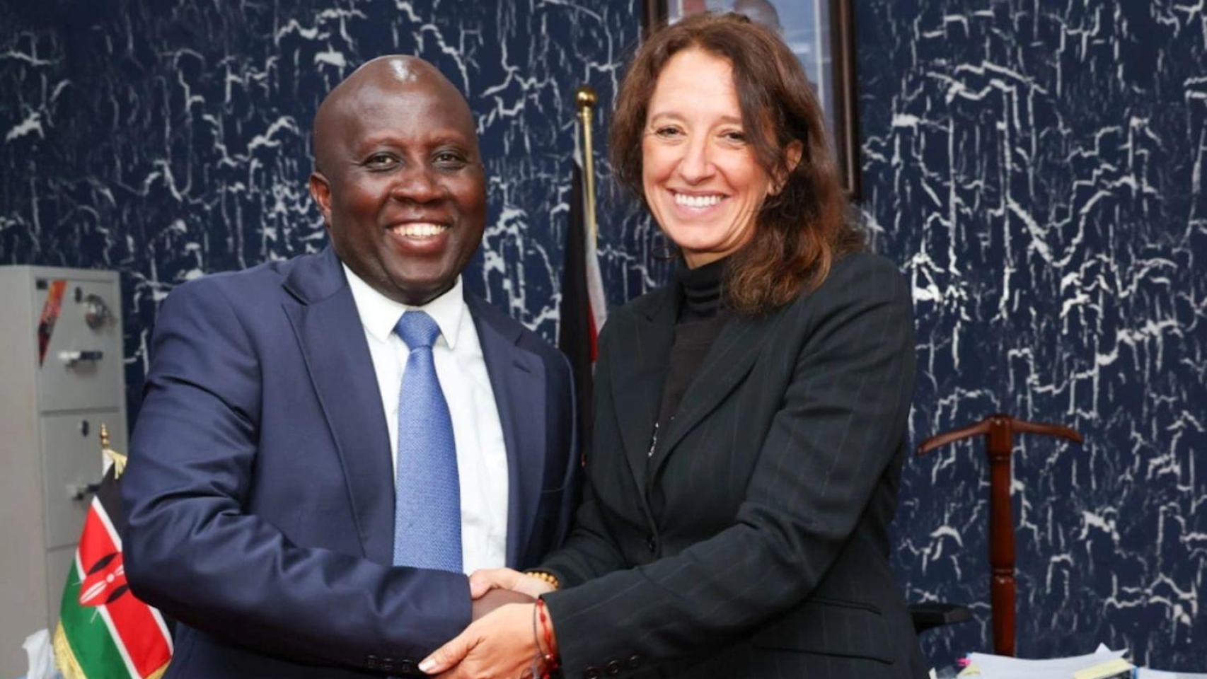 Sonia Palomo en Kenia con John Kipchumba Tanui