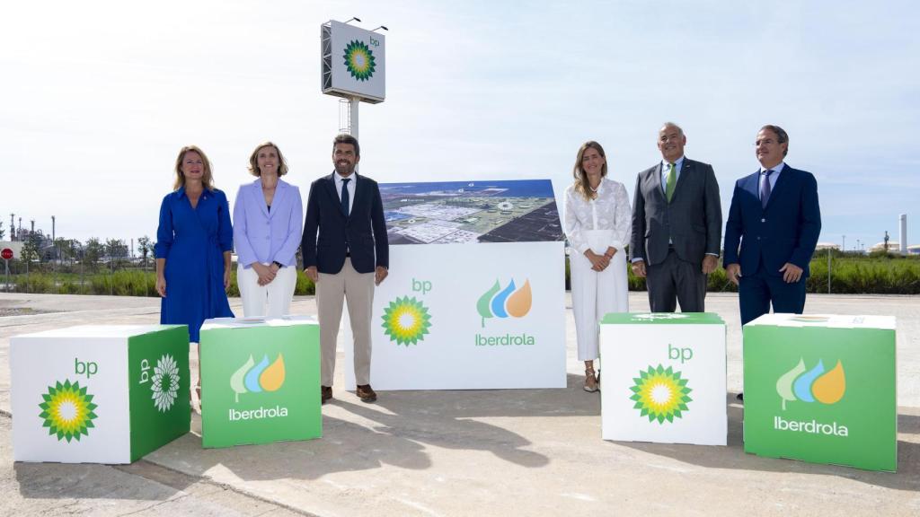 Representantes de Iberdrola y bp junto a la alcaldesa de Castellón, secretaria de estado de Energía y el president de la Generalitat Valenciana esta semana.