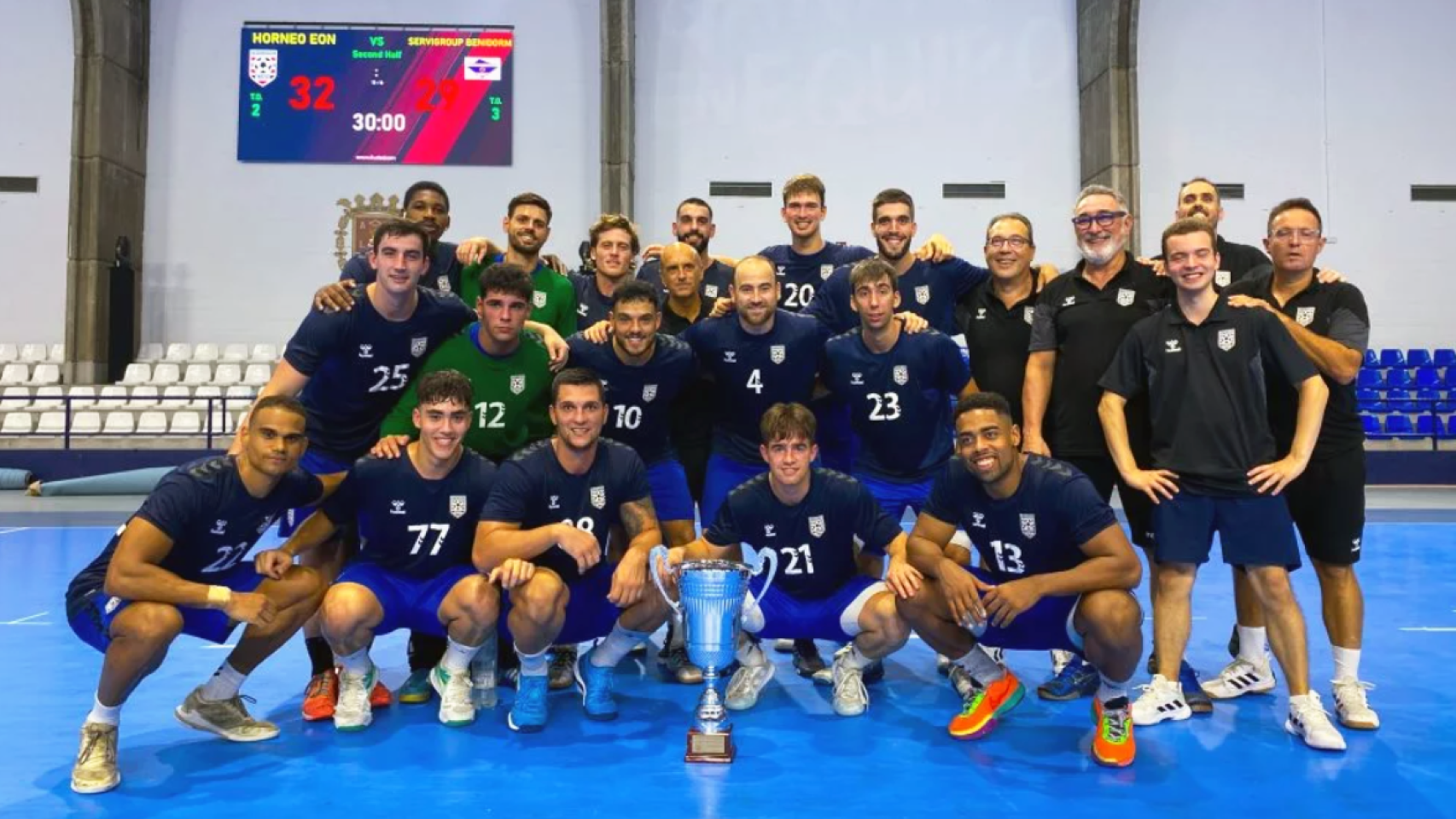 Plantilla del Horneo Eón tras ganar el trofeo Ciudad de Alicante.