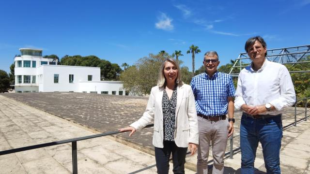 La vicerrectora María Jesús Pastor, Víctor Pérez y José Luis Todolí en el campus de Sant Vicent del Raspeig.