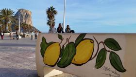 El paseo marítimo de Calp, con el Peñón de Ifach, es uno de sus grandes atractivos turísticos.