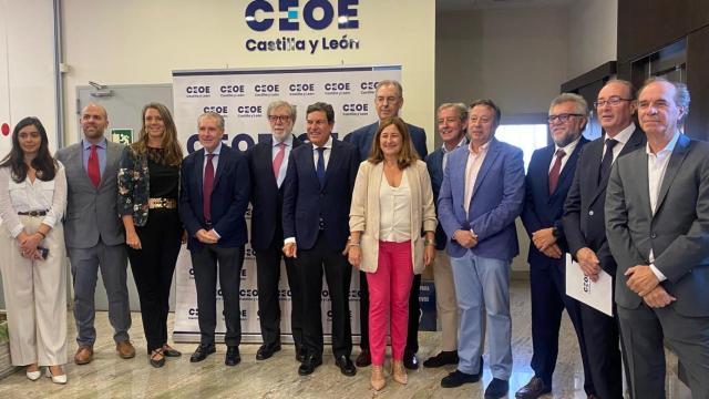 El consejero de Economía y Hacienda, Carlos Fernández Carriedo, con la junta directiva de CEOE