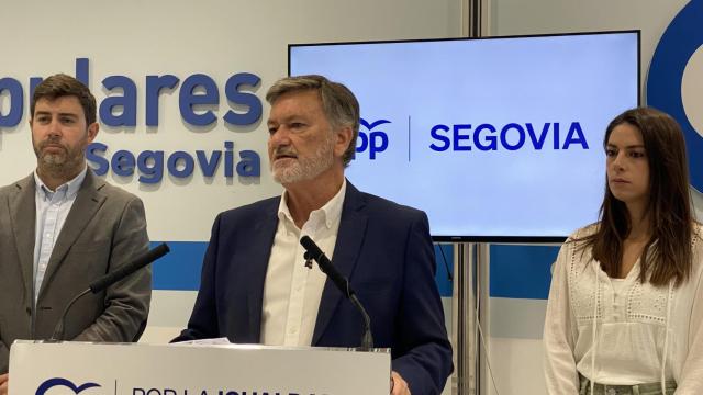 El secretario autonómico del PP de Castilla y León, Francisco Vázquez, durante la rueda de prensa de este viernes en Segovia