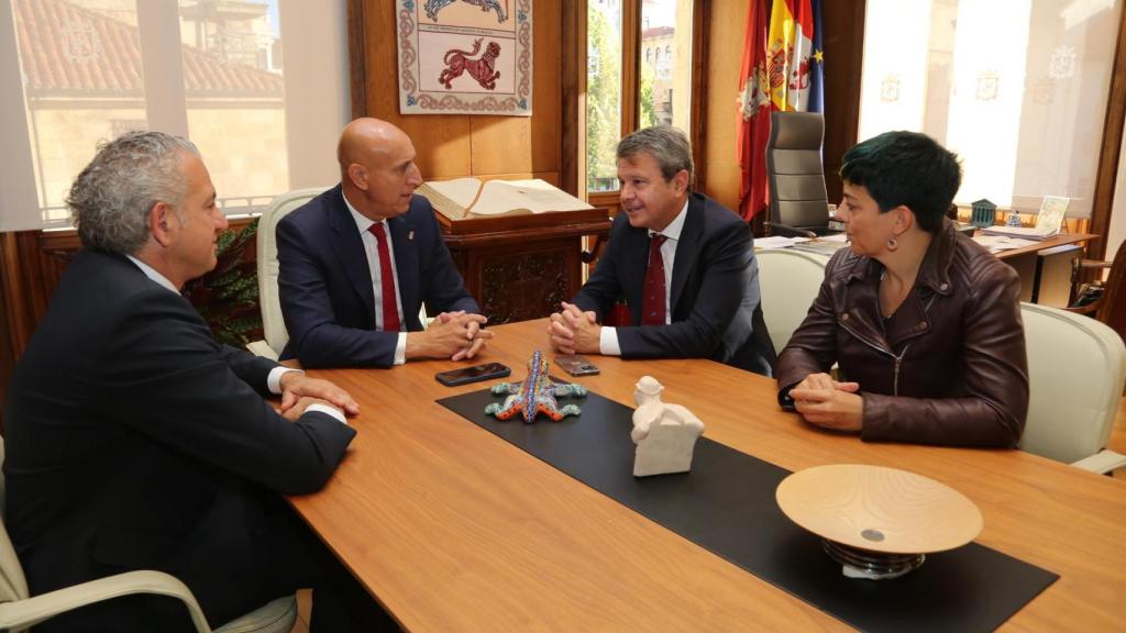 El alcalde de León, José Antonio Diez, en su reunión con el secretario de Estado de Transportes y Movilidad Sostenible, José Antonio Santano