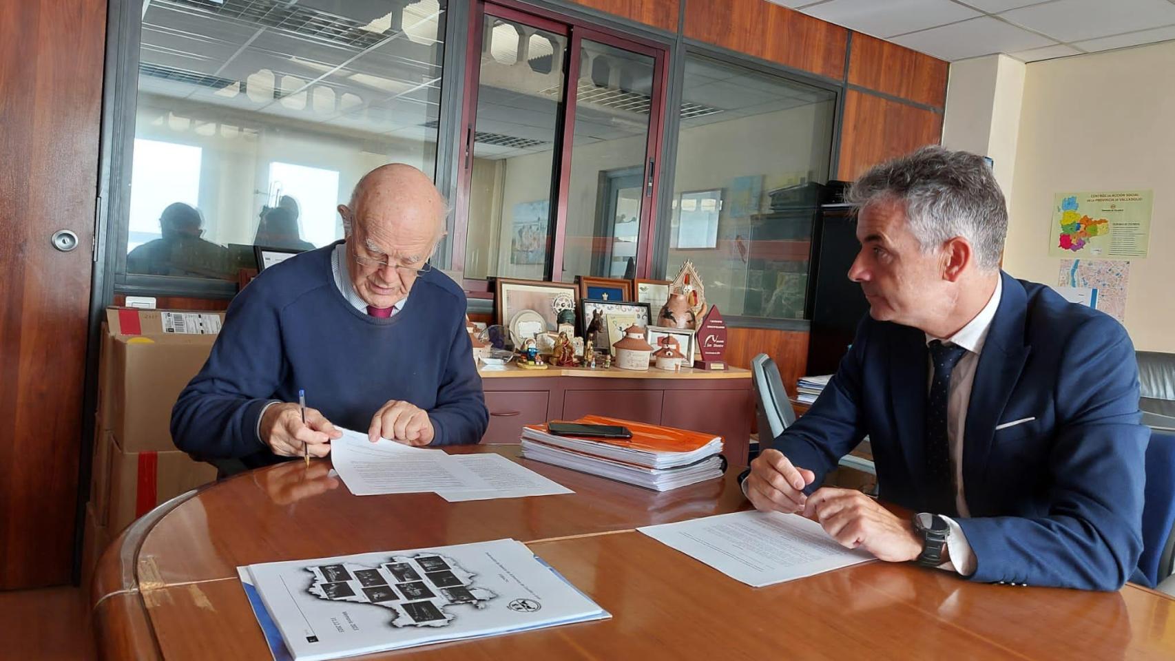 Jesús Mediavilla y Jesús García del Valle durante la firma del acuerdo