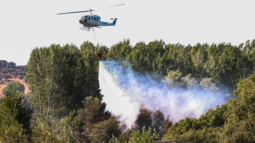 Medios aéreos intentan controlan un incendio forestal en Sanjuanejo