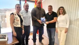 Una representación de Oviedo visita el Ayuntamiento de Guijuelo