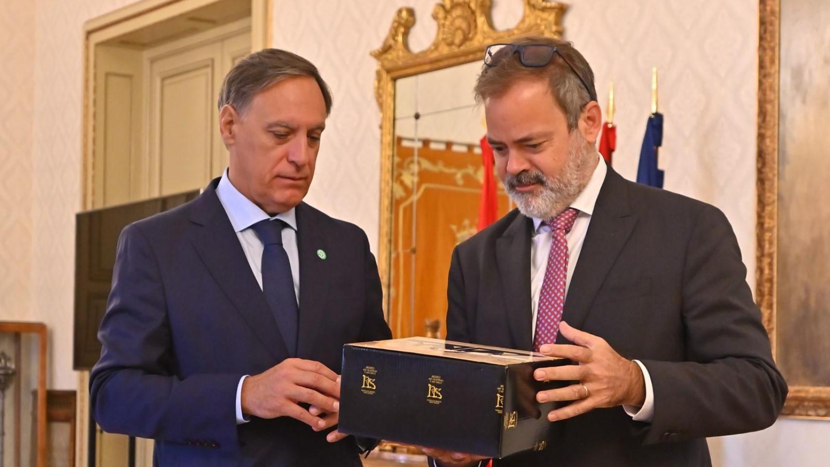 El alcalde de Salamanca recibe al embajador de Argentina en España