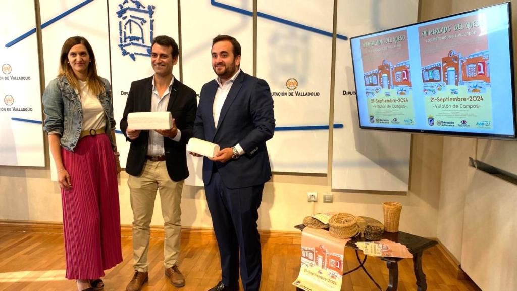 El diputado de Innovación Digital, Gobierno Abierto y Contratación, David Esteban, y el alcalde de Villalón de Campos, José Ángel Alonso, al mercado del queso