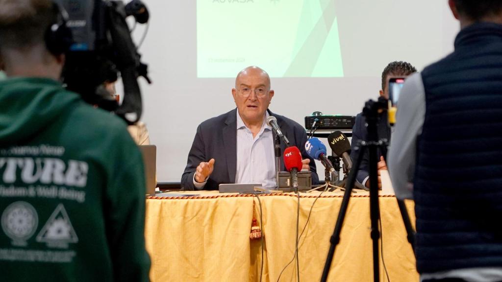 El alcalde de Valladolid, Jesús Julio Carnero, en una rueda de prensa este viernes