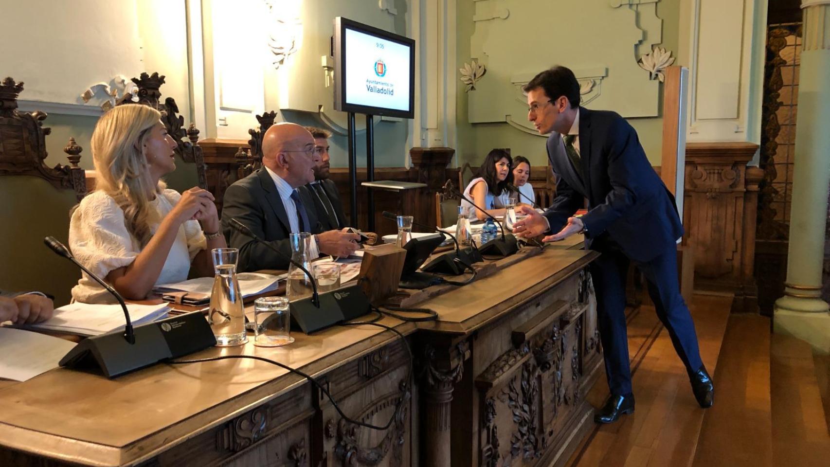 Jesús Julio Carnero y Pedro Herrero en el pleno del Ayuntamiento de Valladolid