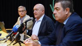 El gerente de Auvasa, Eduardo Cabanillas, el alcalde de Valladolid, Jesús Julio Carnero, y el concejal de Tráfico y Movilidad, Alberto Gutiérrez Alberca, en la rueda de prensa de este viernes