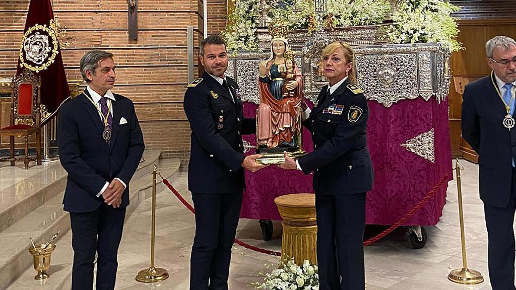 Julia González, de la Policía Municipal, recibiendo la talla de la Virgen San Lorenzo