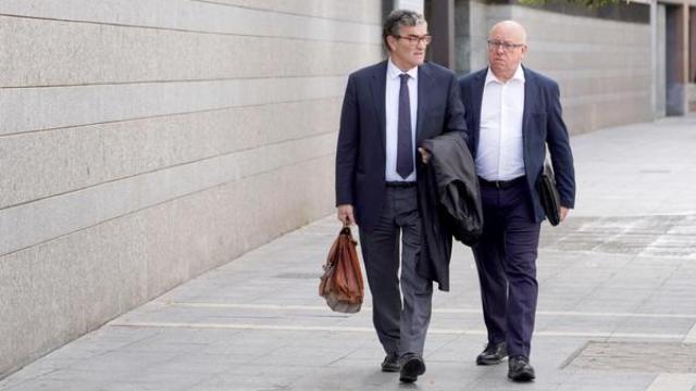 Alfonso Centeno, a la derecha, llegando a los juzgados