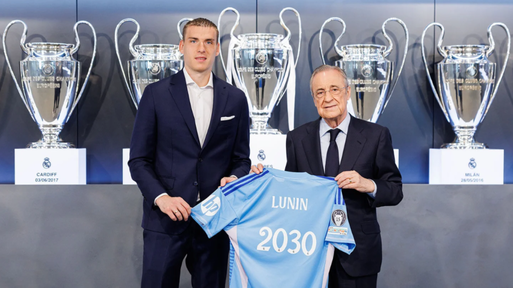 Lunin y Florentino Pérez posan con la camiseta del Real Madrid tras la renovación del portero.