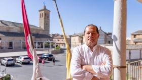 José Luis Martínez, alcalde de Magán, en el balcón del Ayuntamiento.