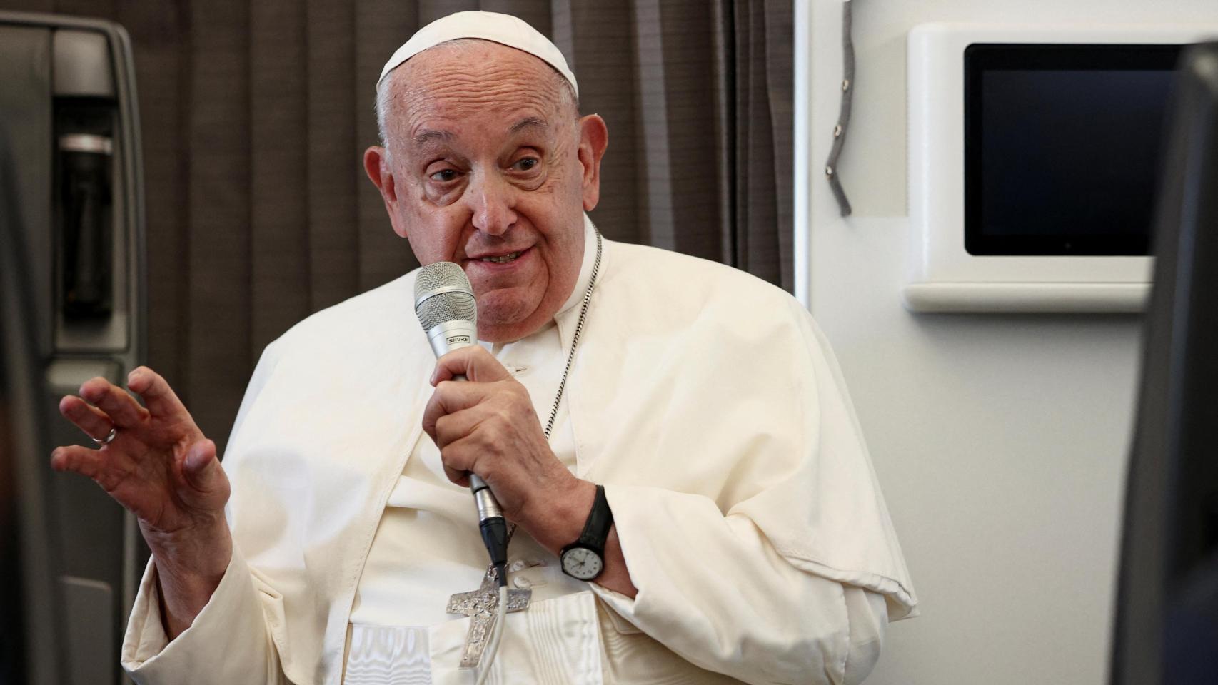 El papa Francisco durante una rueda de prensa este viernes en el avión de vuelta de su gira por Asia.