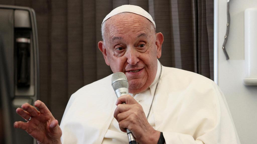 El papa Francisco durante una rueda de prensa este viernes en el avión de vuelta de su gira por Asia.