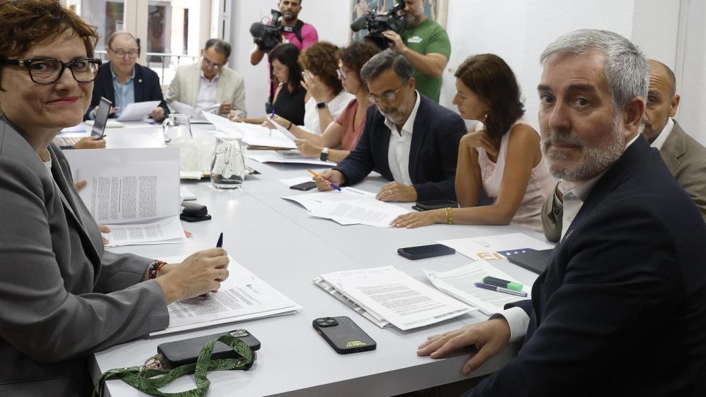 Clavijo y Delgado, presidente y consejera de Bienestar de Canarias, con responsables de Unicef, la semana pasada en Madrid.