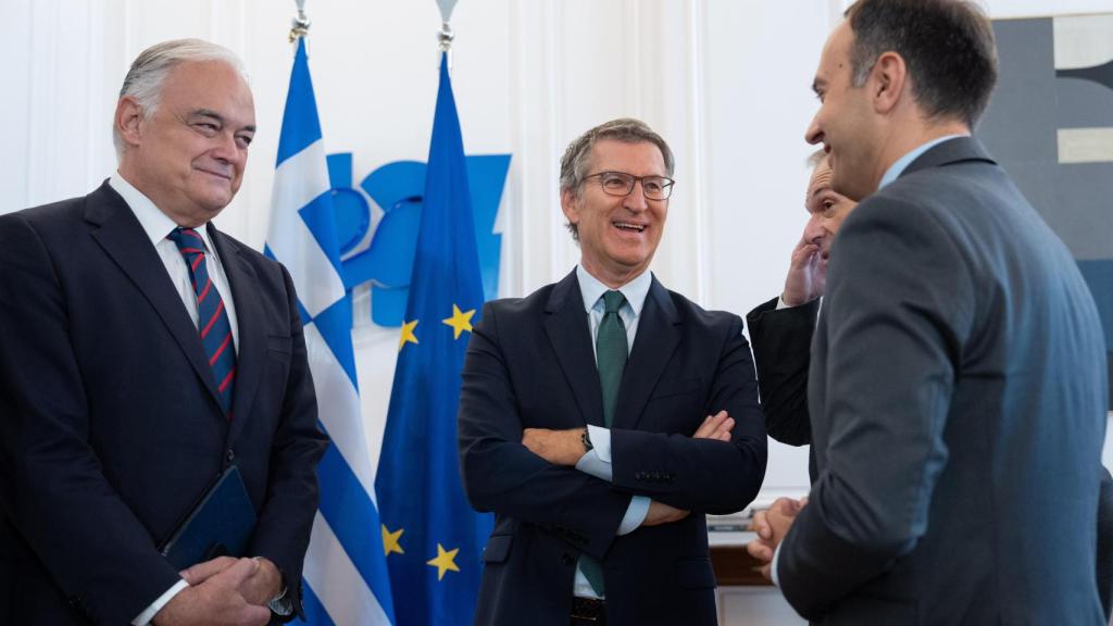 El vicesecretario Institucional del PP, Esteban González Pons (i), y el presidente del PP, Alberto Núñez Feijóo (c), a su llegada a su reunión con el primer ministro de Grecia, Kyriákos Mitsotákis, este viernes.