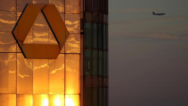 Logo de Commerzbank en su sede.